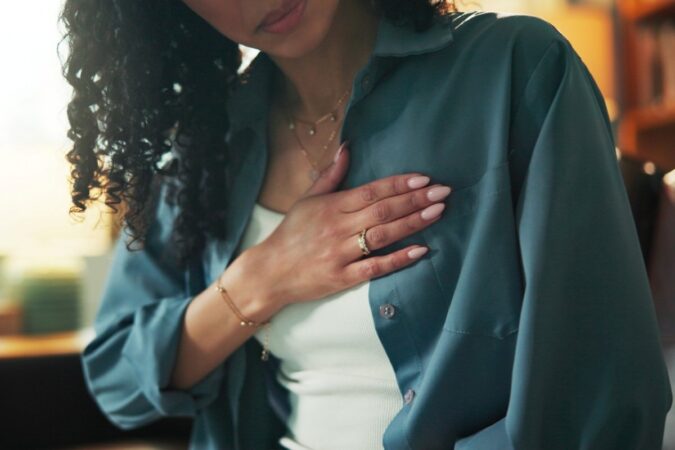 Chest Pain in Women: Heart Attack Signs and When to Go to the ER Chest Pain in Women: Heart Attack Signs and When to Go to the ER